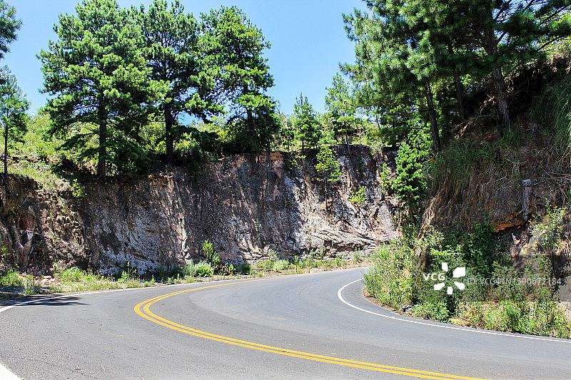 巴西南部乌鲁比西的多岩石道路图片素材