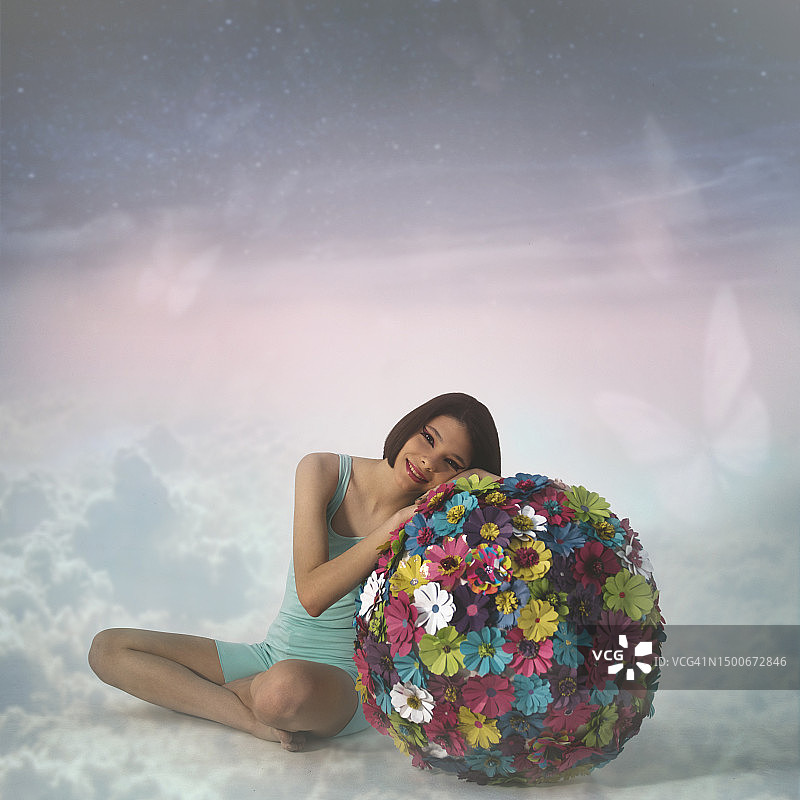 手捧花束微笑的女孩肖像，俄罗斯克麦罗沃州奥辛尼基图片素材