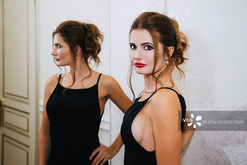 在镜子前穿黑裙看向镜头的女人（乌克兰）图片素材