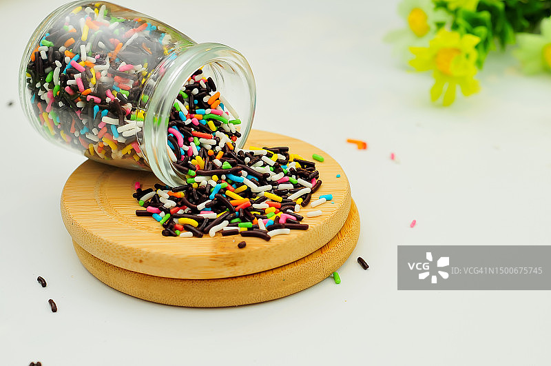 洒落在桌子上的一瓶巧克力图片素材