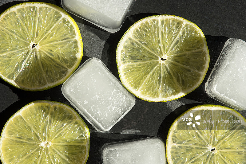 桌上的柠檬片和冰块俯视图图片素材