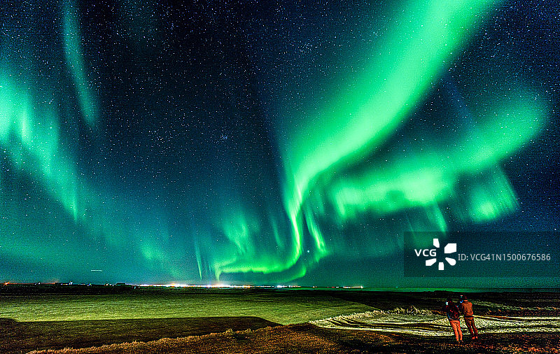 冰岛夜空中的壮丽北极光图片素材