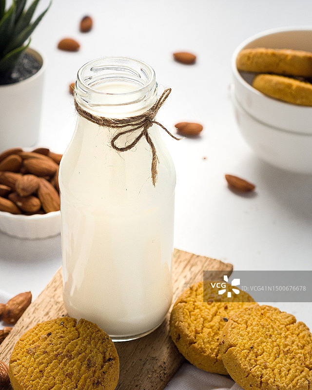 桌上的牛奶、饼干和杏仁特写图片素材