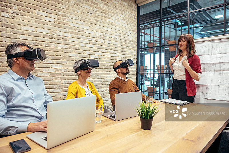 商务团队测试VR头显图片素材