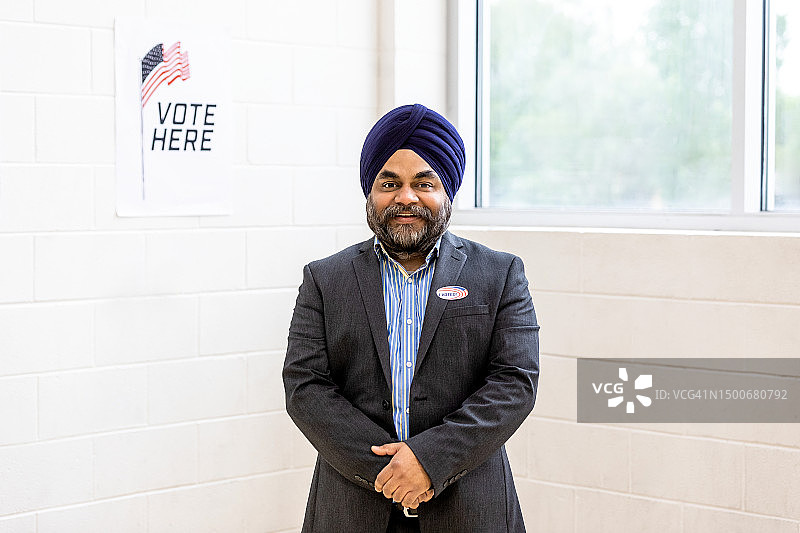首次投票后的中年男子肖像图片素材