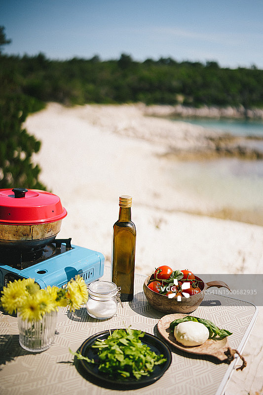 野餐桌上的新鲜沙拉食材图片素材
