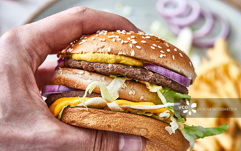 双层吉士汉堡配薯条图片素材