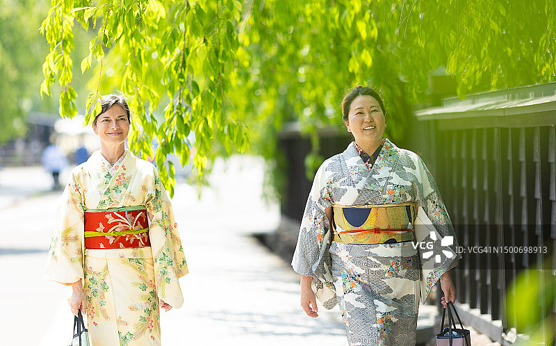 两位身穿日式和服的女士走在街上图片素材