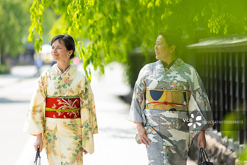 两位身穿日式和服的女士走在街上图片素材