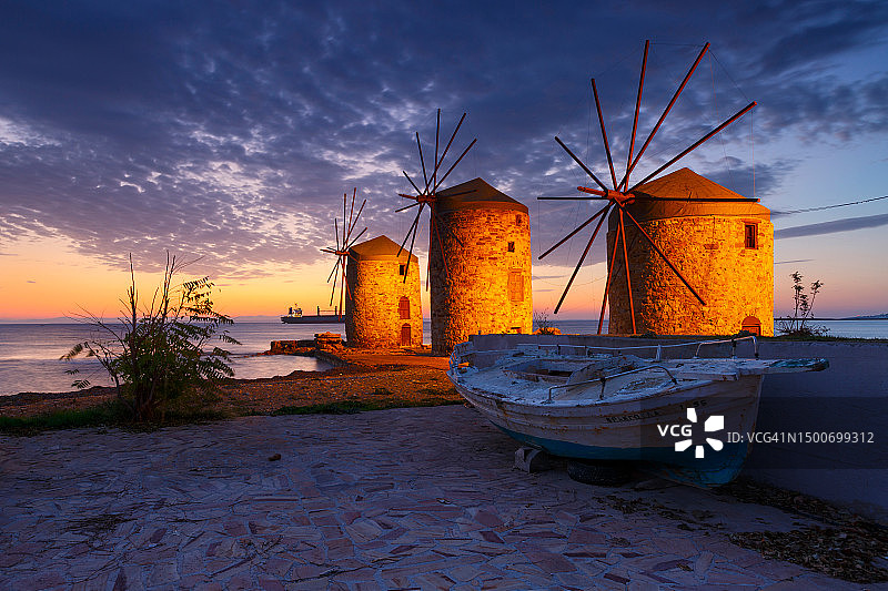 希俄斯镇标志性风车在蓝色时分的景象图片素材