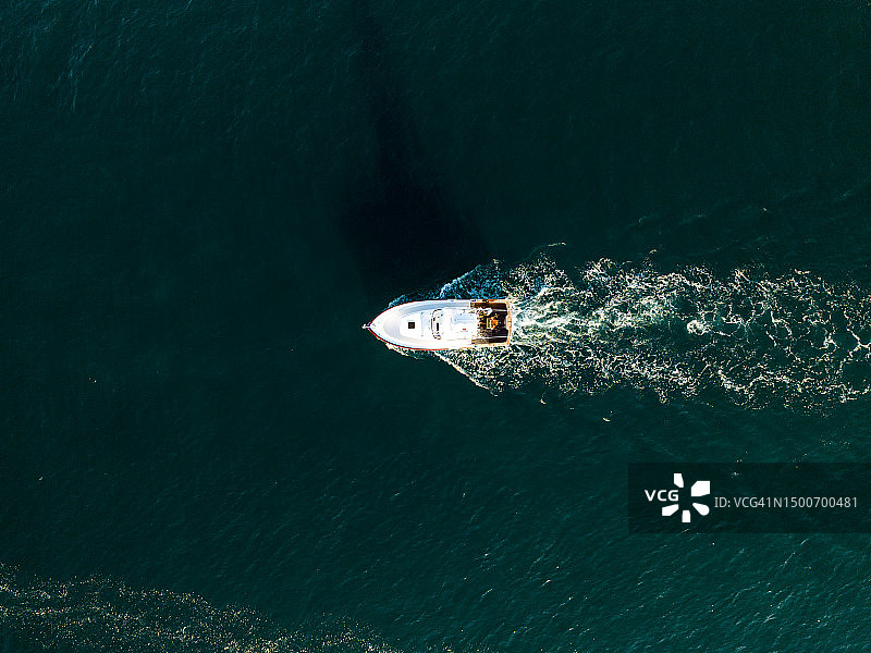 出海捕鱼的渔船图片素材