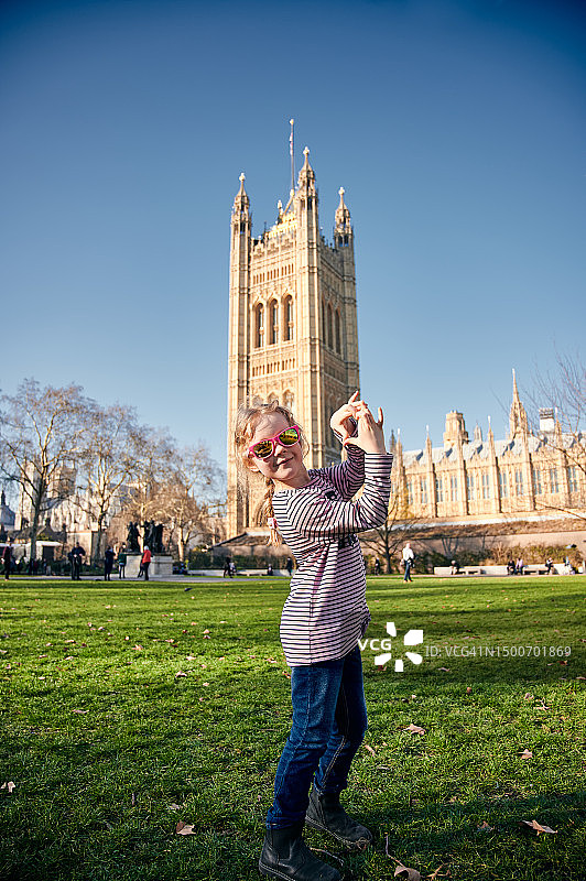 女孩在伦敦历史塔前摆姿势图片素材