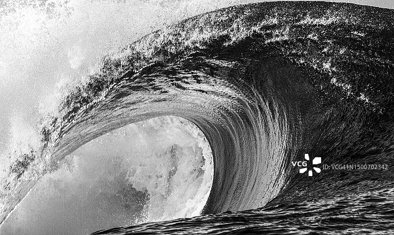 巨浪拍打的黑白特写，塔希提岛图片素材