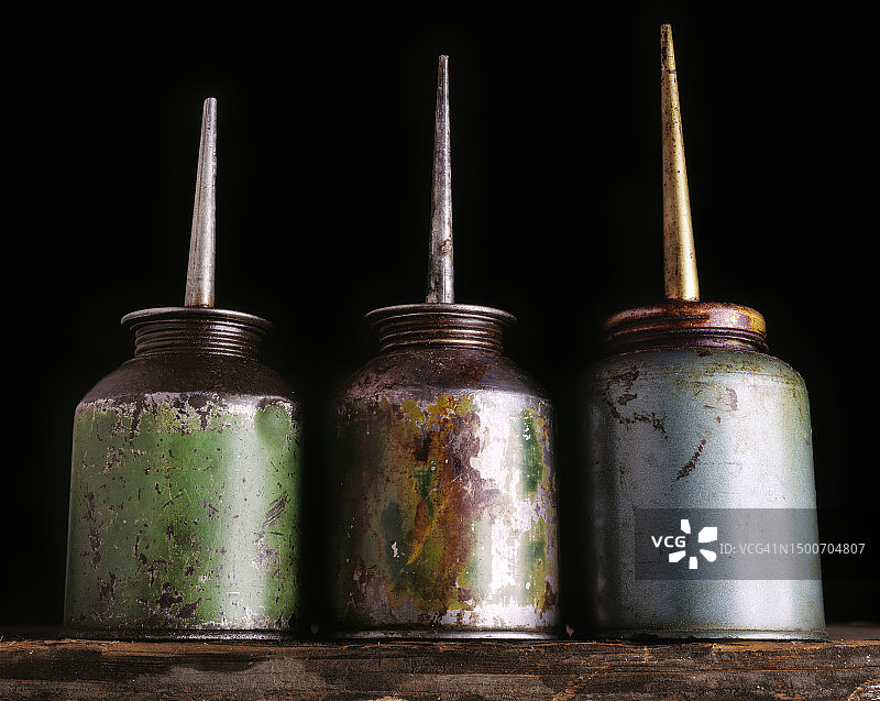 三个绿色的旧油罐图片素材