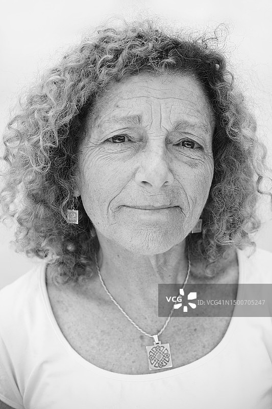 卷发女子头像肖像（黑白照片），阿根廷丘布特埃斯克尔图片素材