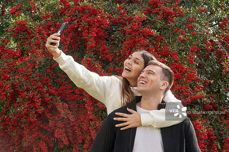 年轻情侣在公园自拍图片素材