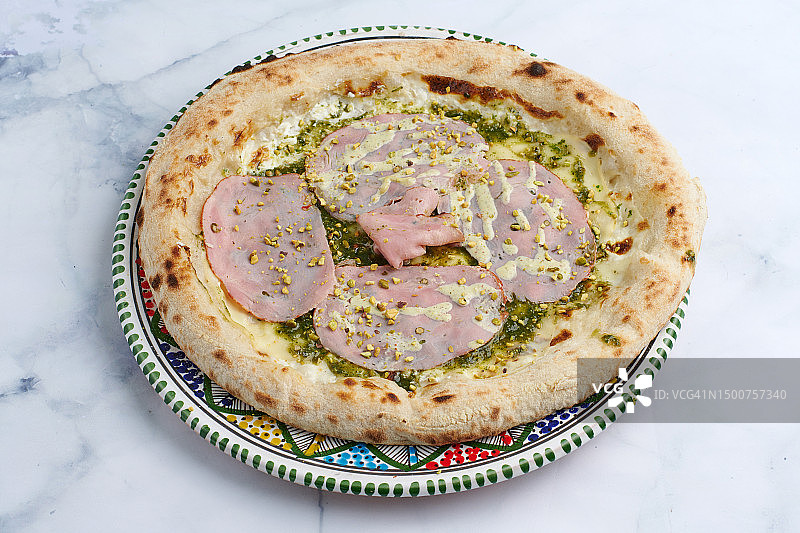 意大利肉肠开心果披萨图片素材