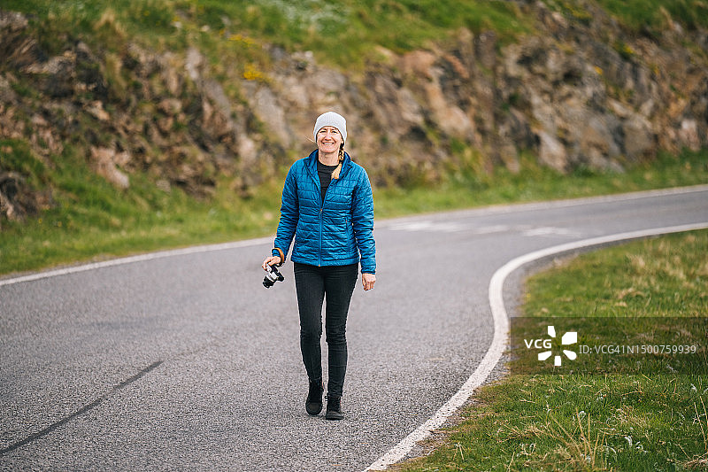 女人走在乡间小路上图片素材