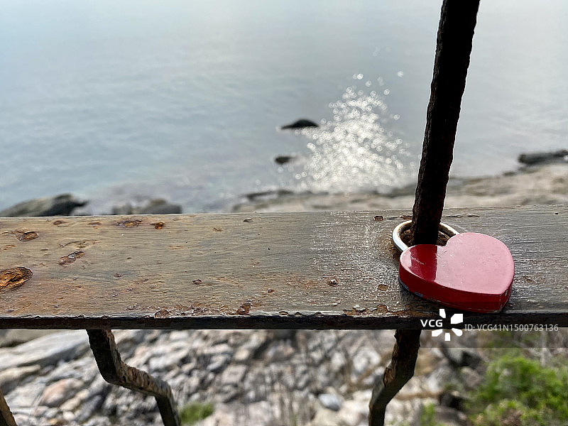 连接在栅栏上的爱情锁钥匙符号图片素材