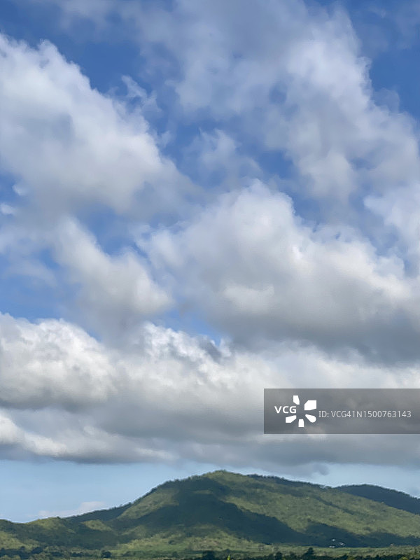 美丽的夏日天空和山脉图片素材