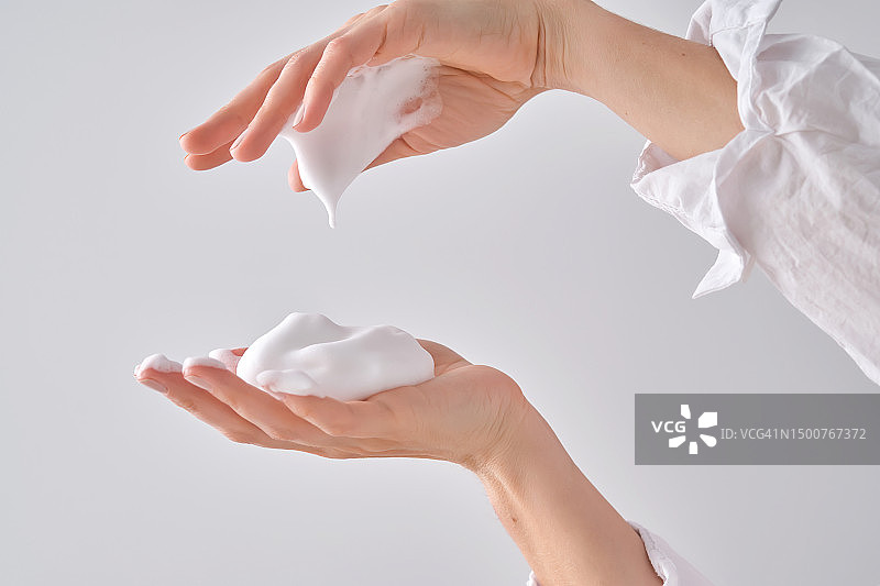 女性手中的洗面泡沫图片素材