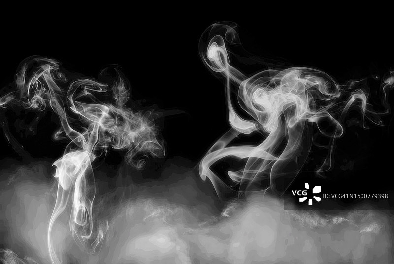 黑色背景上的抽象逼真柔和烟雾图片素材