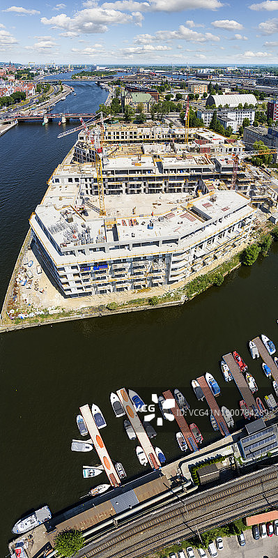 波兰什切青，正在建设中的奥德拉河畔新住宅区航拍景色图片素材