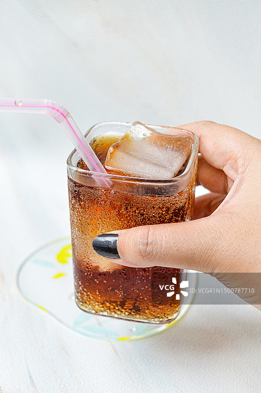 喝苏打水图片素材