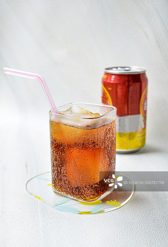 倒入苏打水图片素材