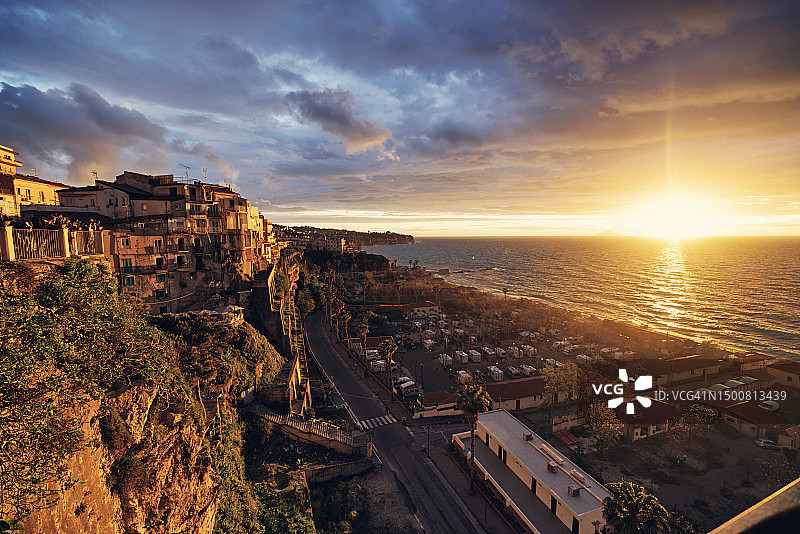 特罗佩亚迷人小镇的美丽日落图片素材