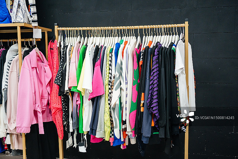 商店里的衣架和衣服图片素材