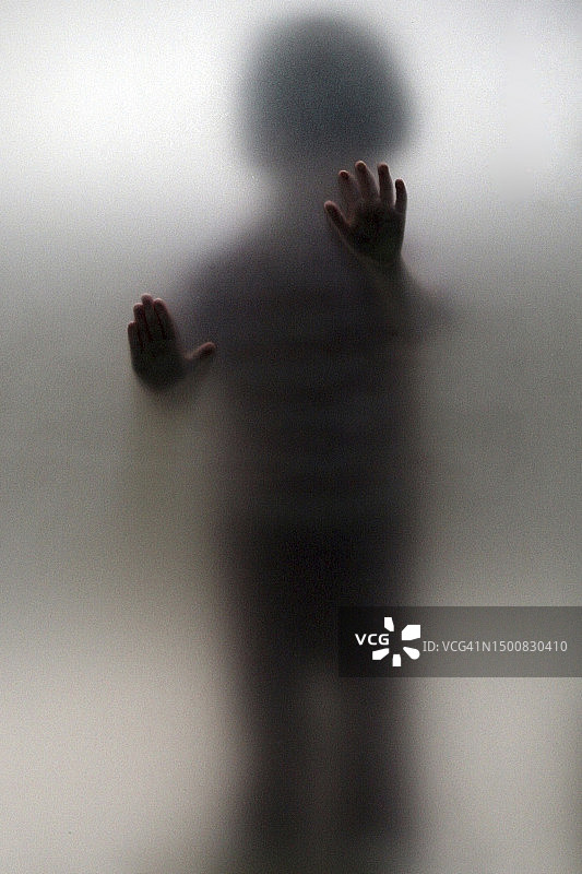 孩子的手贴在玻璃门上图片素材