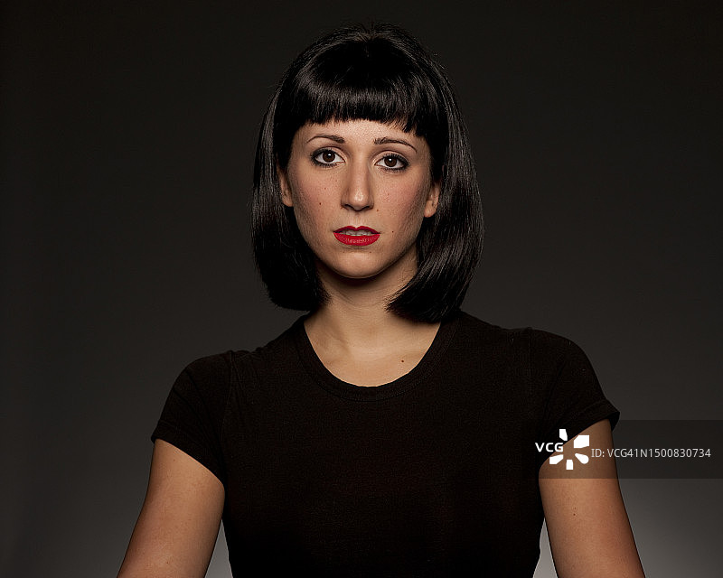 25岁白人女性影棚肖像图片素材