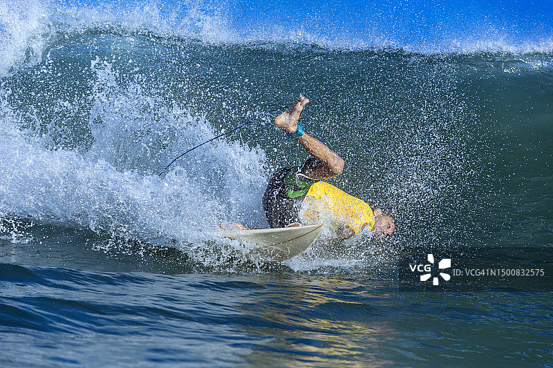 冲浪者在印度尼西亚巴厘岛金巴兰海中落水图片素材