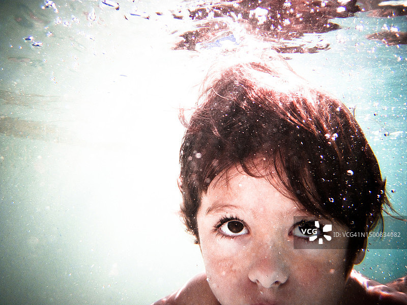 在水下游泳的5岁男孩图片素材