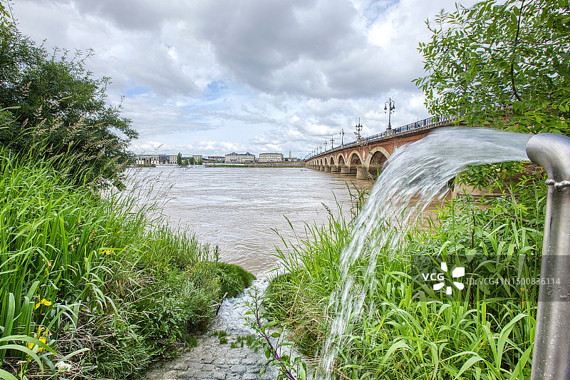 波尔多是法国西南部吉伦特省加龙河沿岸的一个港口城市图片素材