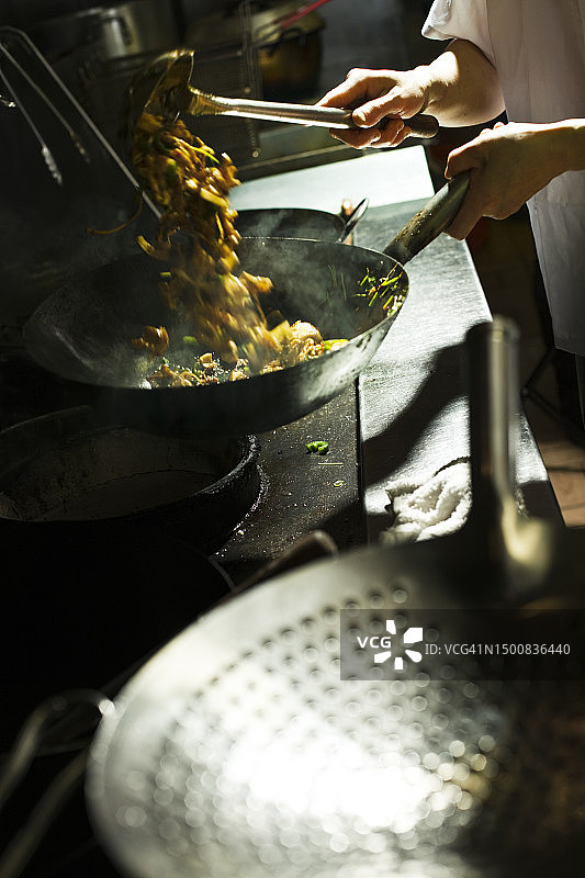 炒锅翻炒食物特写图片素材