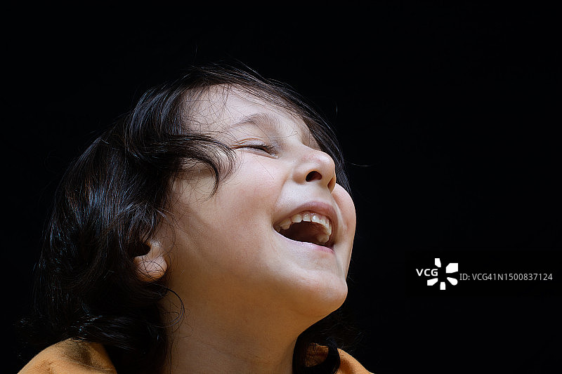 心情好的可爱快乐微笑男孩的肖像图片素材