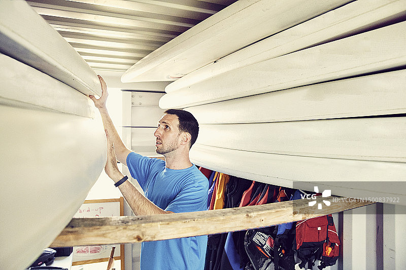 小企业出租SUP板后的男员工图片素材