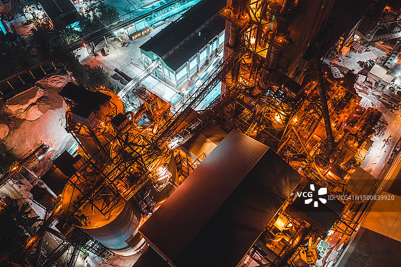 夜间水泥厂建筑，灯光照亮工厂。工业设施图片素材