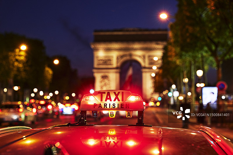 凯旋门旁的霓虹出租车标志图片素材