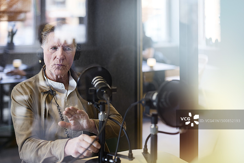 中年男人主持播客或广播节目图片素材