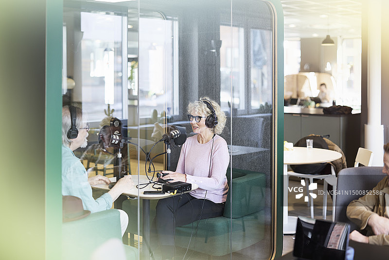 年长的男人和女人在广播节目或播客中交谈图片素材