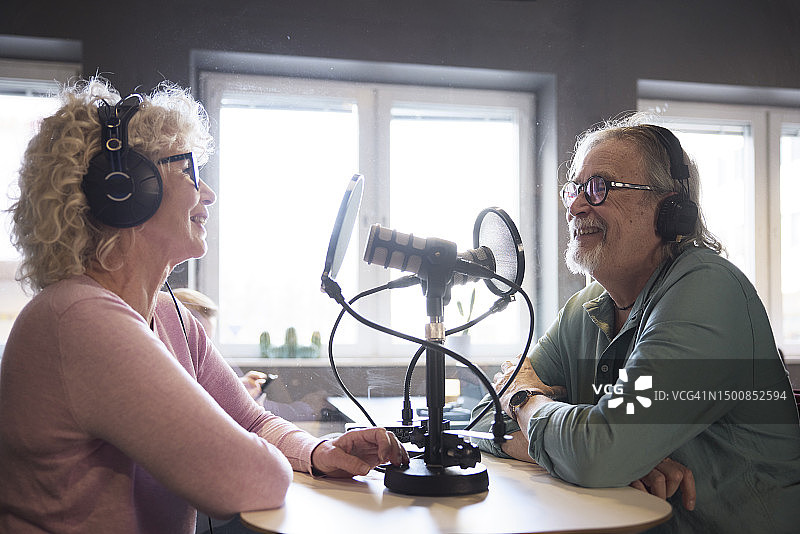 年长的男人和女人在广播节目或播客中交谈图片素材