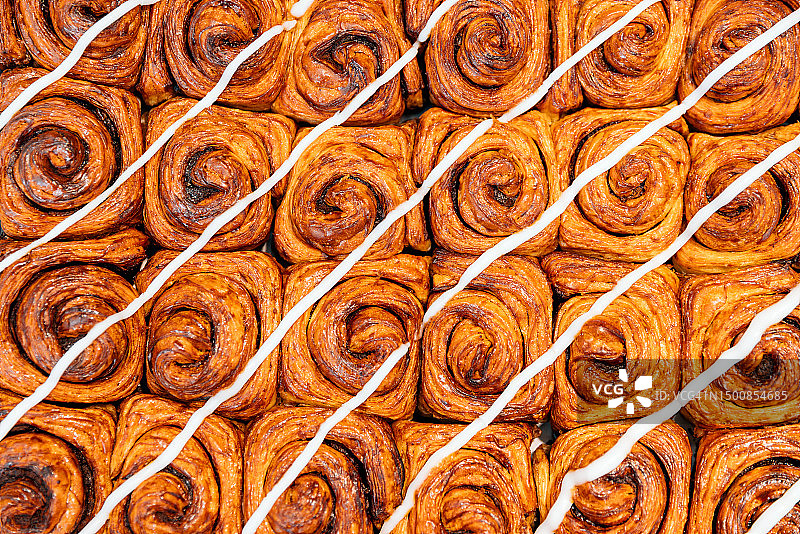 面包店新鲜热肉桂卷顶视图图片素材