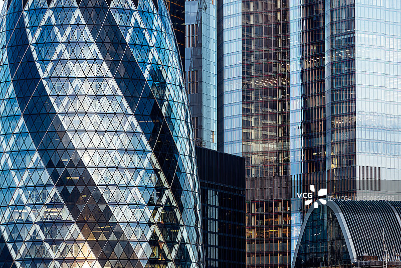 特写：英国伦敦市的未来主义玻璃摩天大楼图片素材