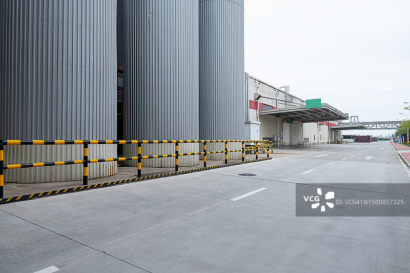 啤酒厂外观：不锈钢罐排列图片素材