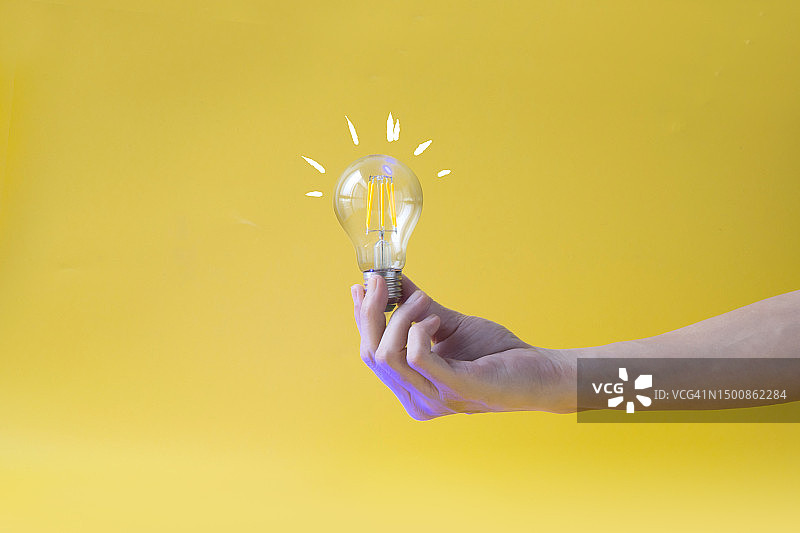 创意灵感商业或金融静物与灯泡图片素材