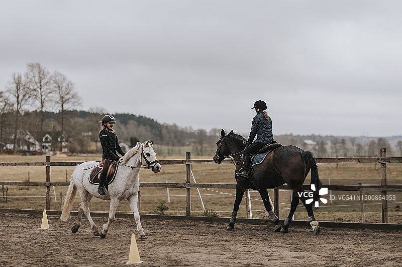 女孩在围场骑马景观图片素材