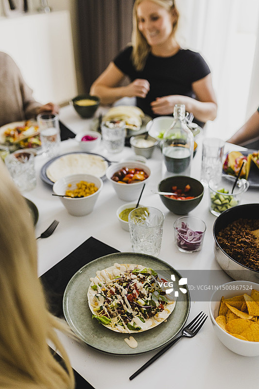 一群朋友在家吃墨西哥菜图片素材